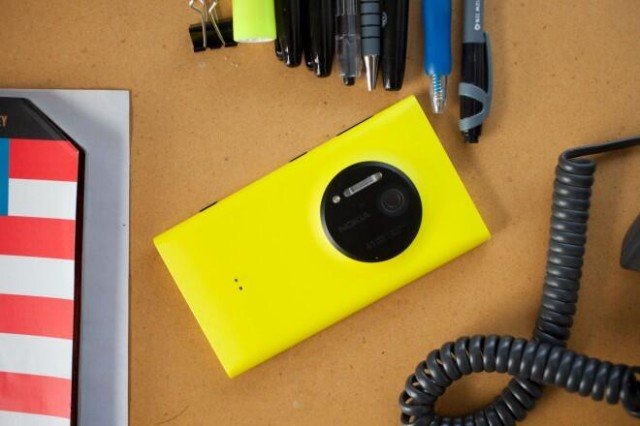 nokia lumia 1020 desk